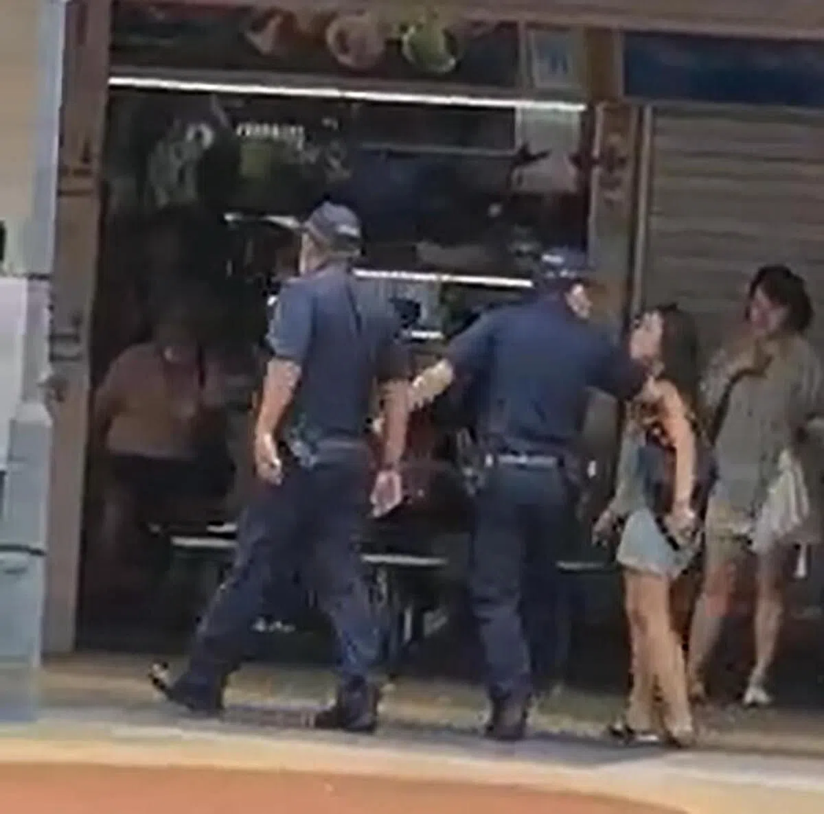 警方到场后，女子仍无法冷静下来。（取自面簿）