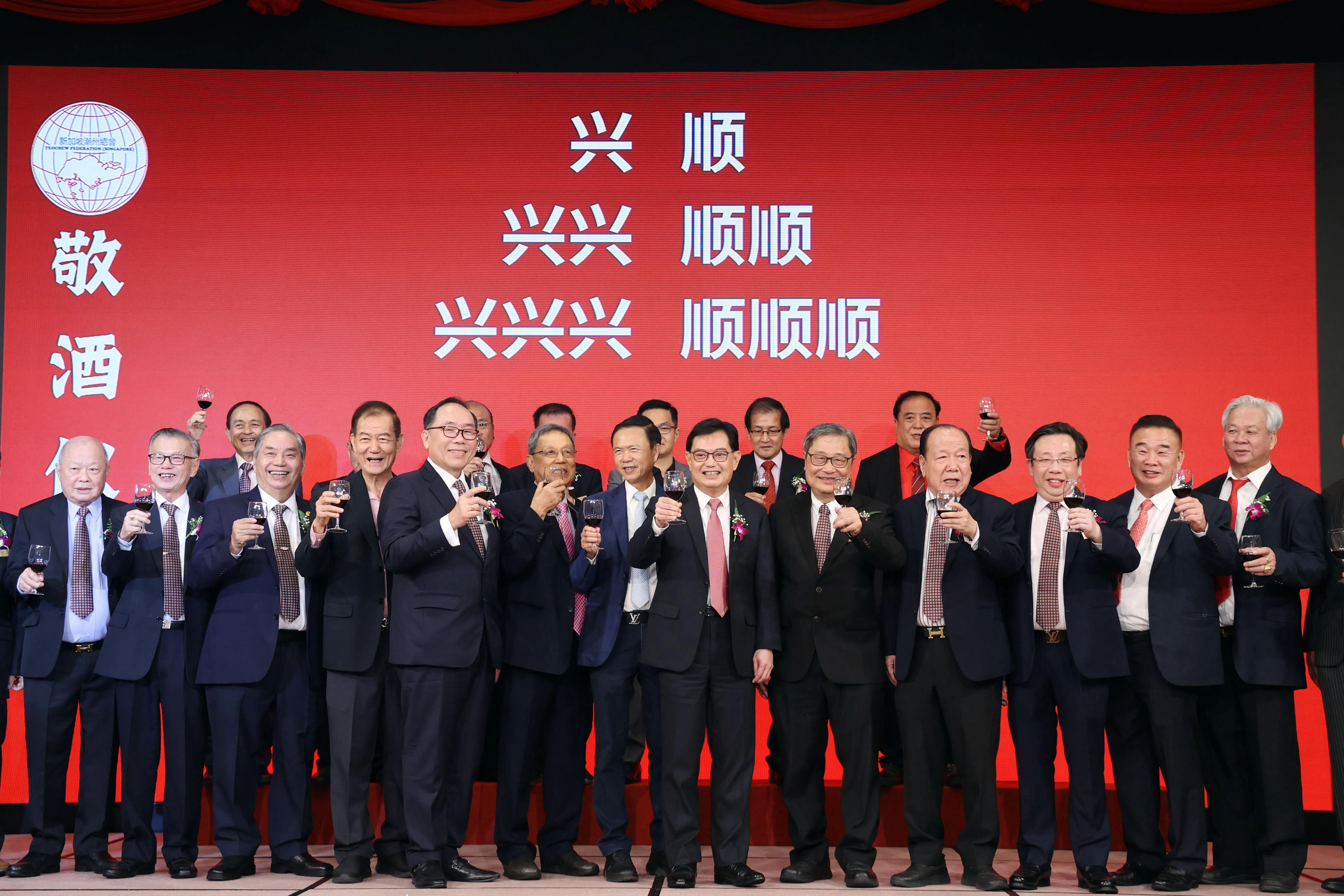 副总理王瑞杰（前排右六）和新加坡潮州总会新任会长吴乔青（前排右五）和各潮团领导一起向来宾敬酒。（邝启聪摄）