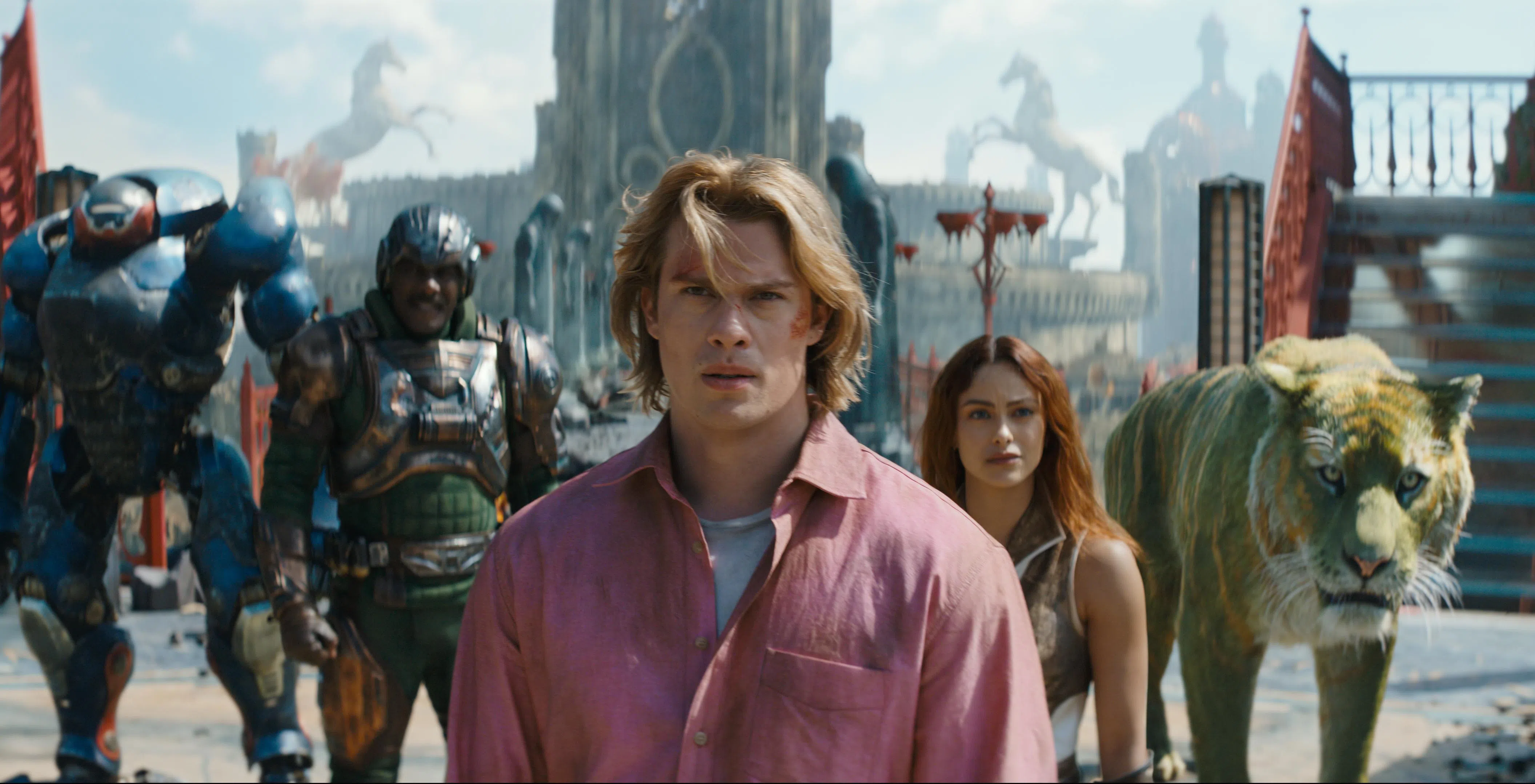 Nicholas Galitzine（中）诠释2026年版太空超人。（索尼影视提供）