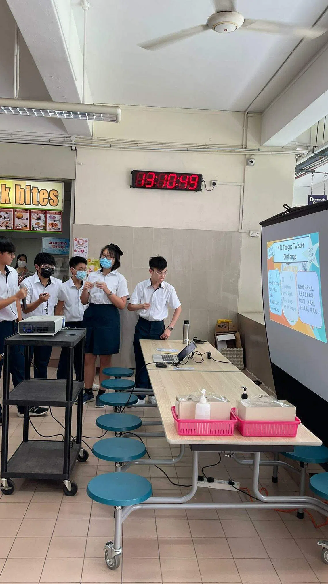 学生积极地参与活动，以争取在最短的时间内完成绕口令。（安德逊实龙岗初院提供）