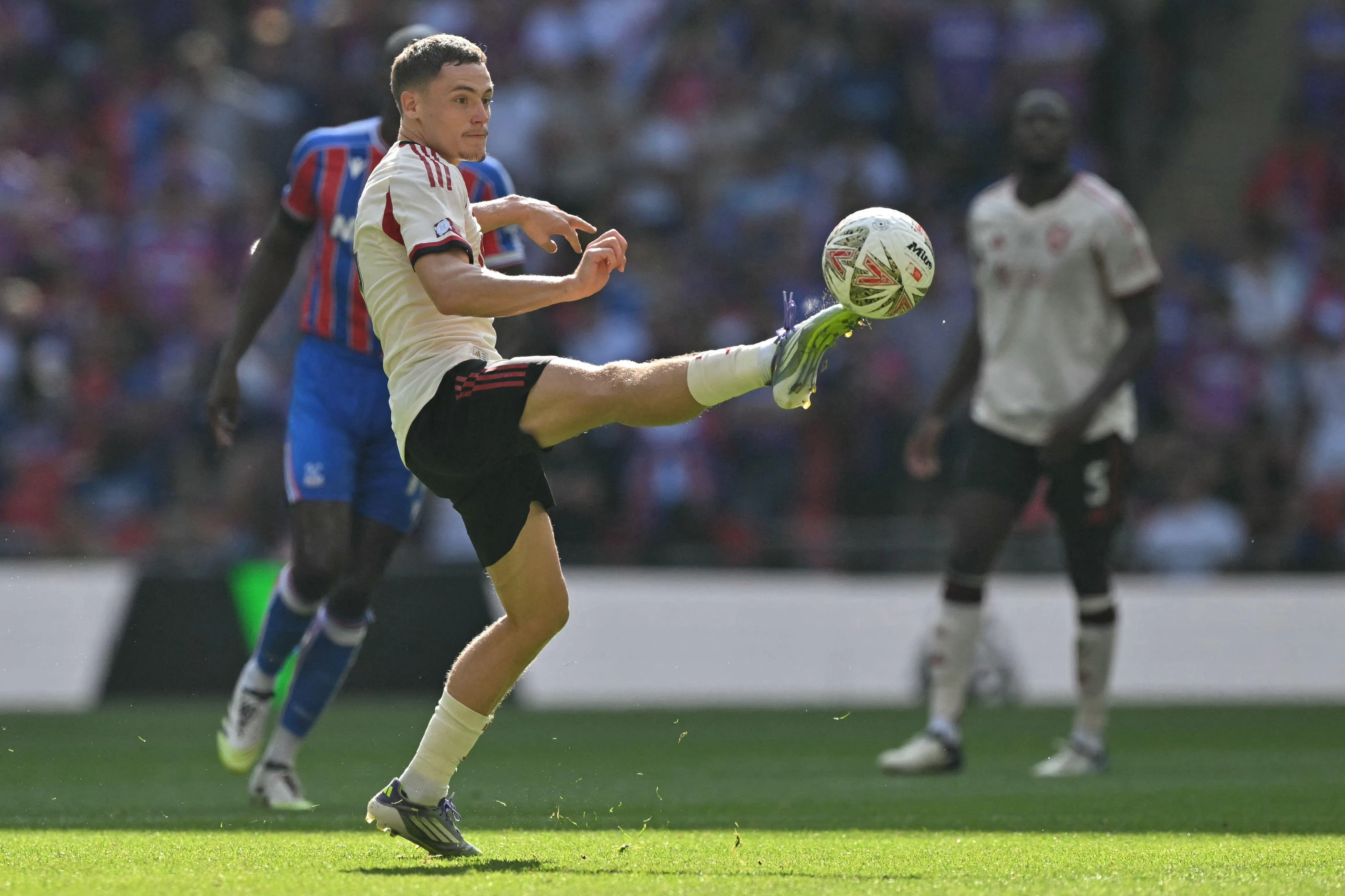 上场比赛，德国中场维尔茨展现了优异的传球和进攻思路，并送出助攻。作为前场发动机的他，此役有望打开在英超的进球账户。（法新社）