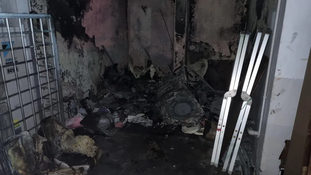 店铺后方的空置处囤放不少物品。（吴伟国摄）