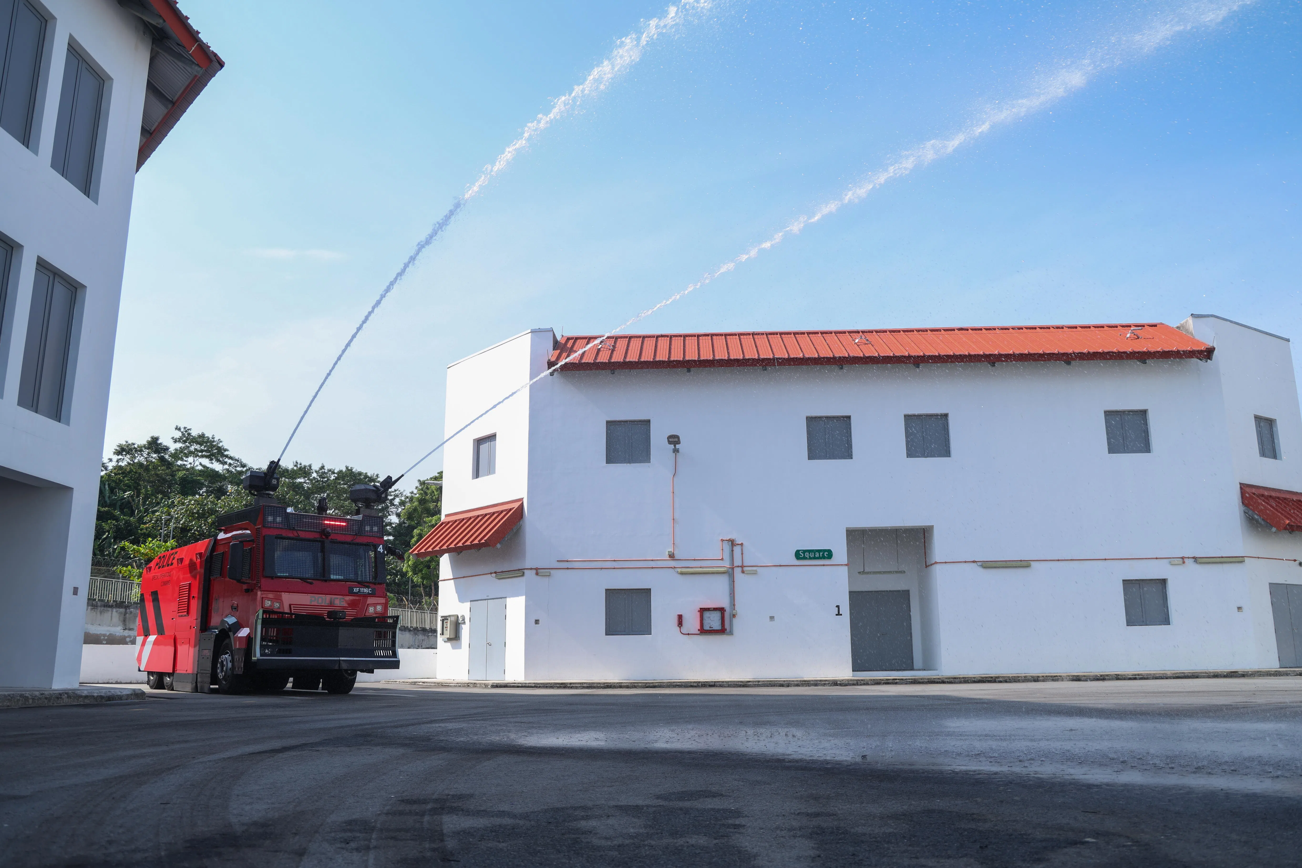 新一代水炮车的上方、前方、后方和左右两侧都配有水炮装置，可从多个方向对目标人群进行喷射和控制，射程也显著提升。（白艳琳摄）