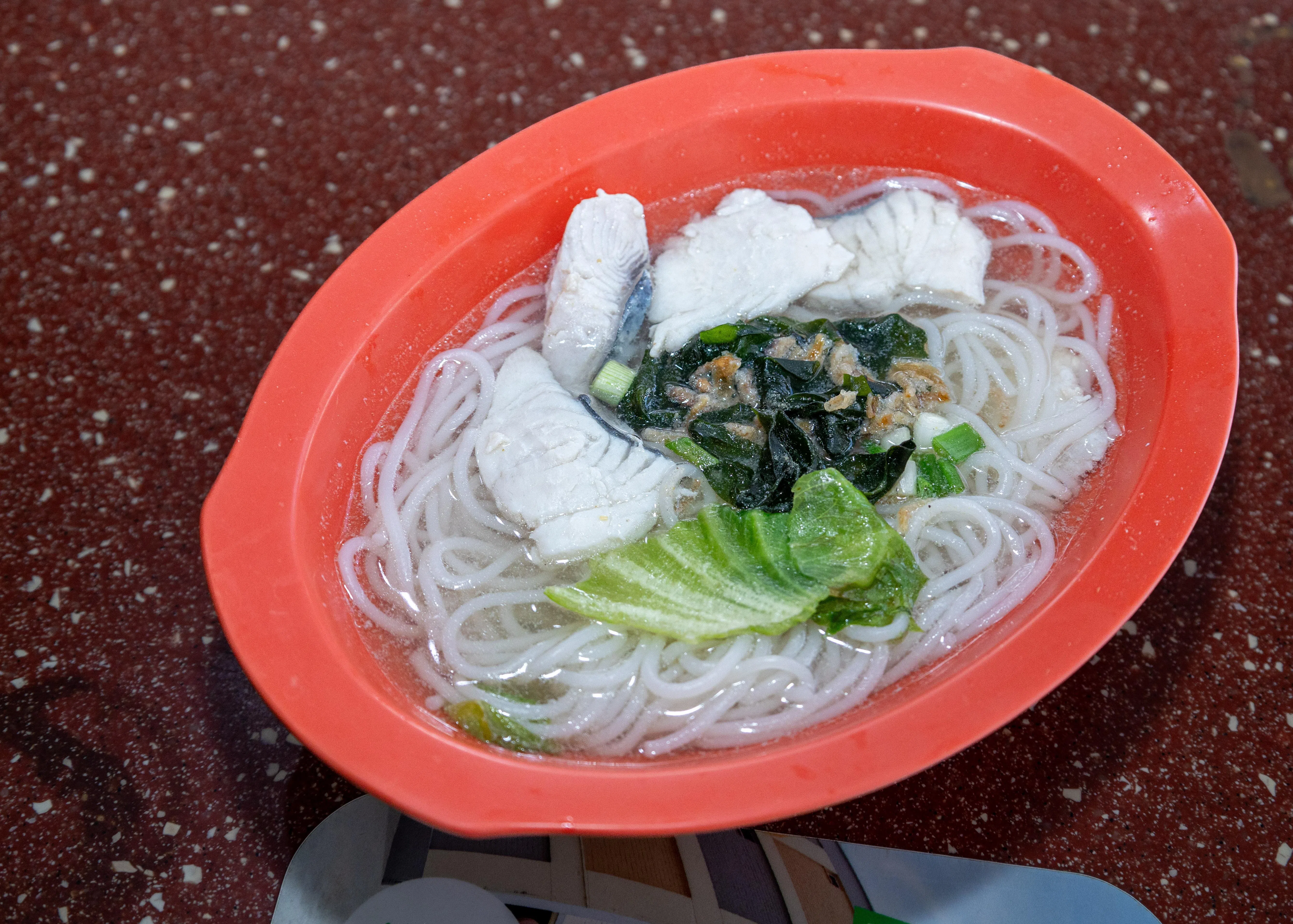 鱼片粗米粉的汤头使用多种材料慢熬两小时而成，入口清甜鲜美。（特约骆辉煌摄）