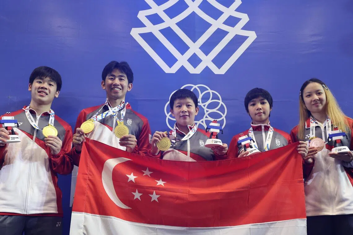 郭勇（左起）、冯耀恩、曾尖、黎明映和舒麟茜在领取奖牌后合影。（白艳琳摄）