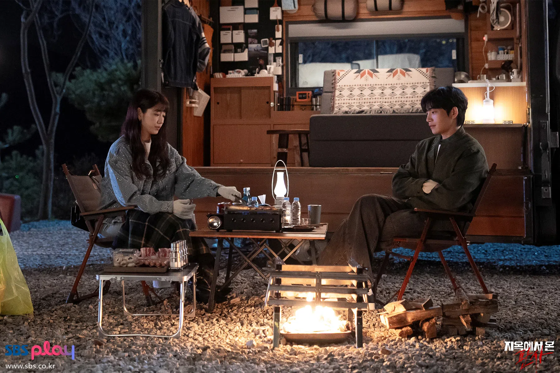 朴信惠（左）和金宰英在剧中擦出爱情的火花。（取自SBS官网）