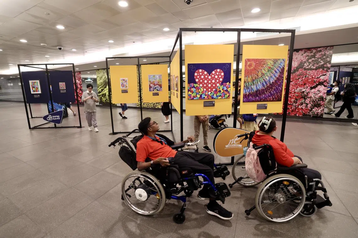 艺术节将一共展出210多名特需画家的700多幅作品。（陈斌勤摄）