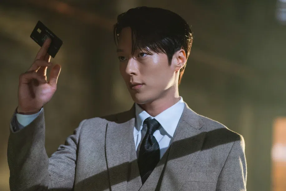 孔志赫三不五时就拿出黑卡霸气结账，甚至帮女主角还债。（取自SBS官网）