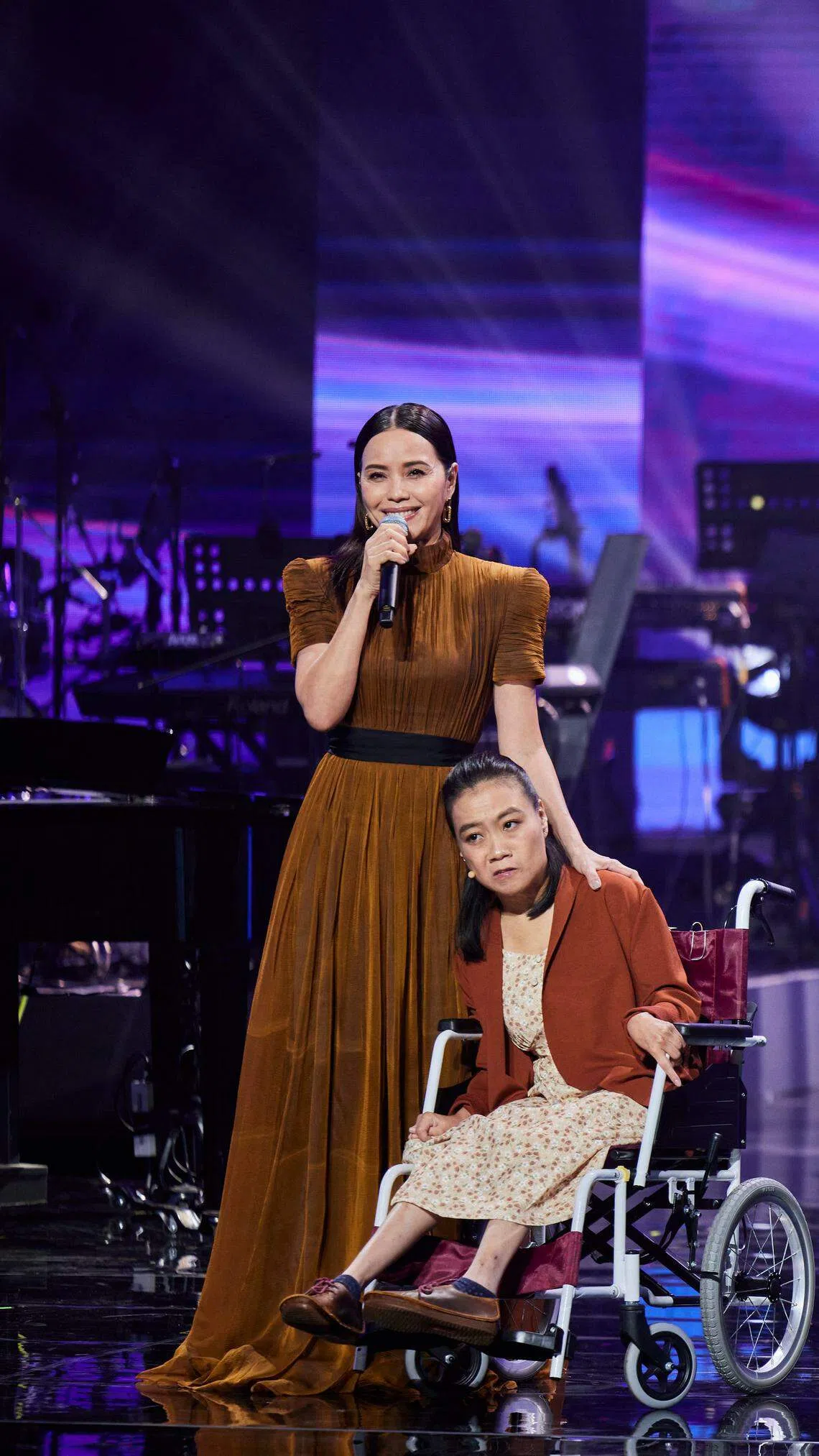 郑惠玉为给范树芬安全感，将手搭在她的肩上。（新传媒提供）