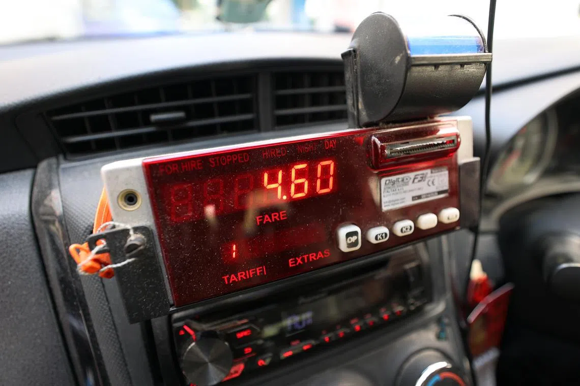 按计程表收费的黄顶德士，逐渐走入历史。（萧紫薇摄）