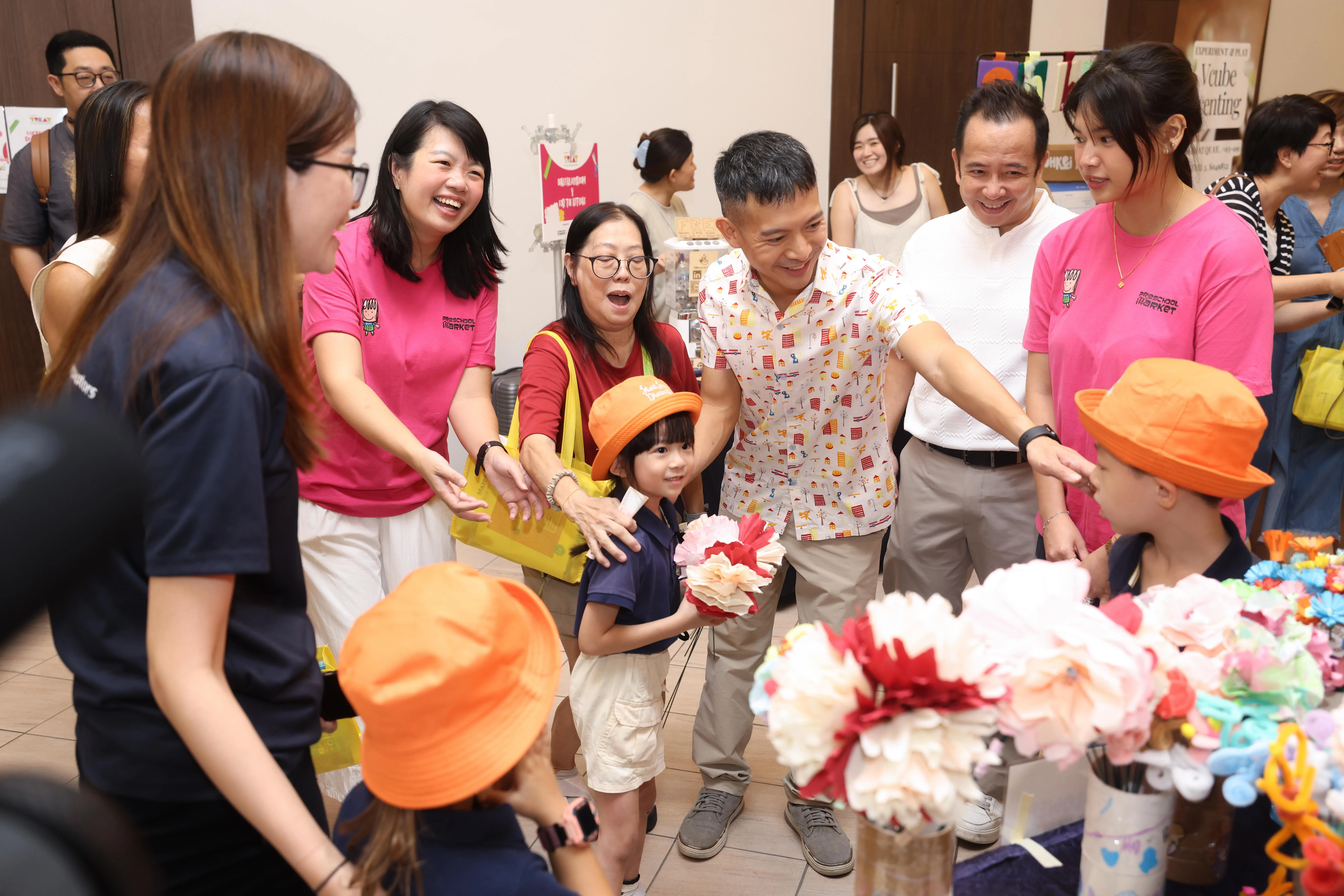 新加坡社会企业幼学集场创办人张素芬（左一）、课程发展教育工作者雲薇勍（左二）、教育服务雇员联合会顾问罗守恩（中）、幼学集场顾问罗大伟（右二），以及幼学集场经理陈香萍（右一）等欣赏主办方赠送的手工花卉。（关俊威摄）