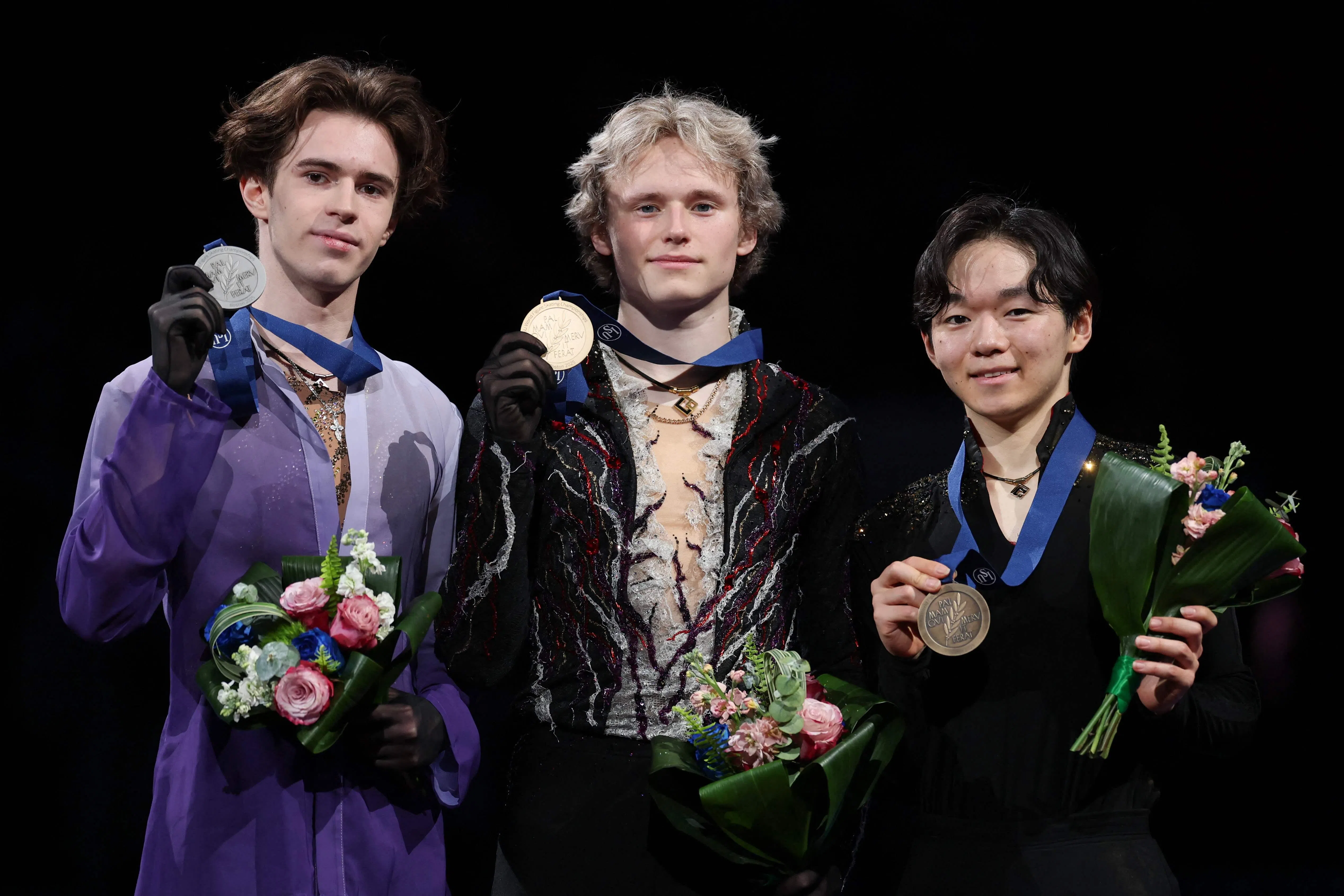 男子单人冠军马里宁（中）与分别获得银牌和铜牌的沙伊多罗夫（左）和键山优真在领奖台合照。（法新社）