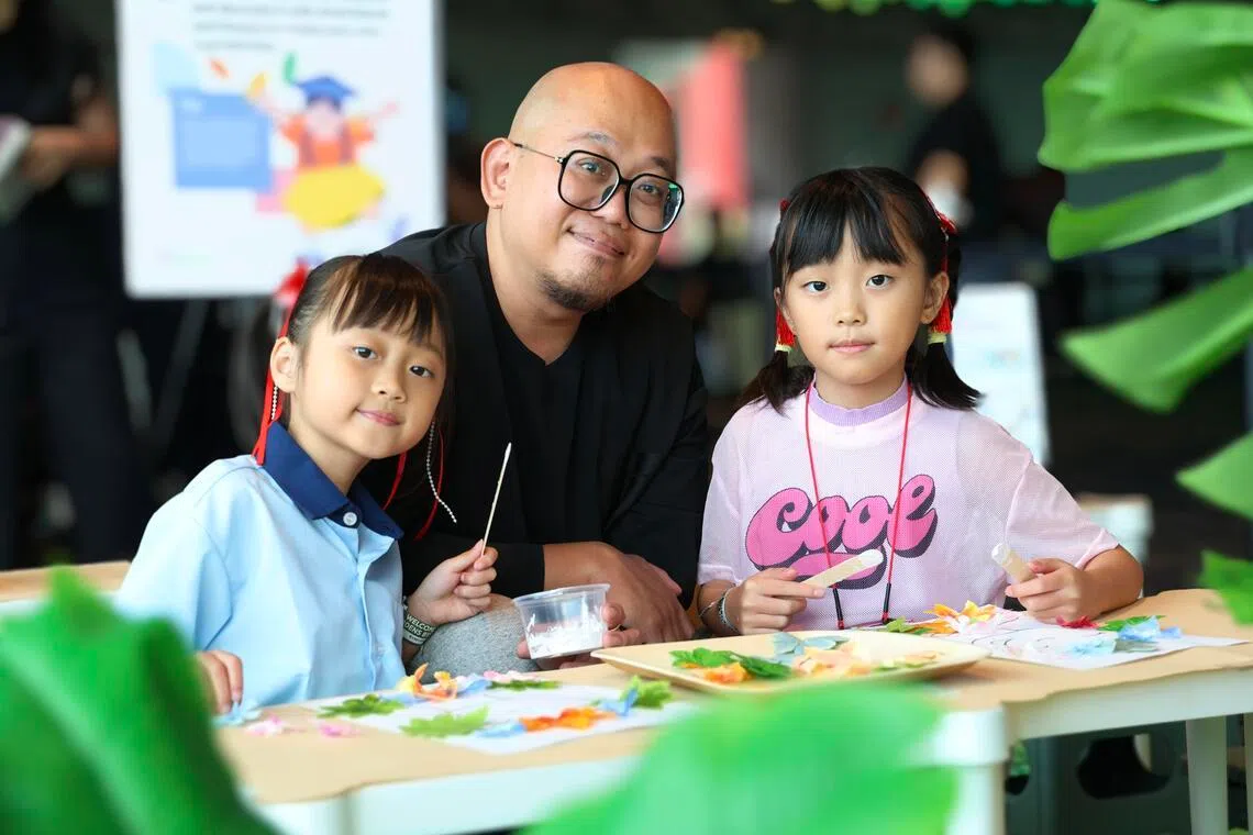 单亲家长胡伟阳育有两名女儿。他说，在幼儿培育辅助计划家访员的帮助下，他学习如何更积极参与孩子的学习过程，增进与孩子的感情。（郑一鸣摄）