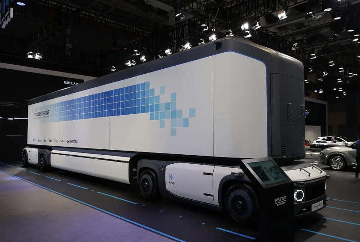 汽车展区吸引众多企业前来参展。这是现代汽车展区展示新能源技术产品——氢动智能无人运输车。（中新社）