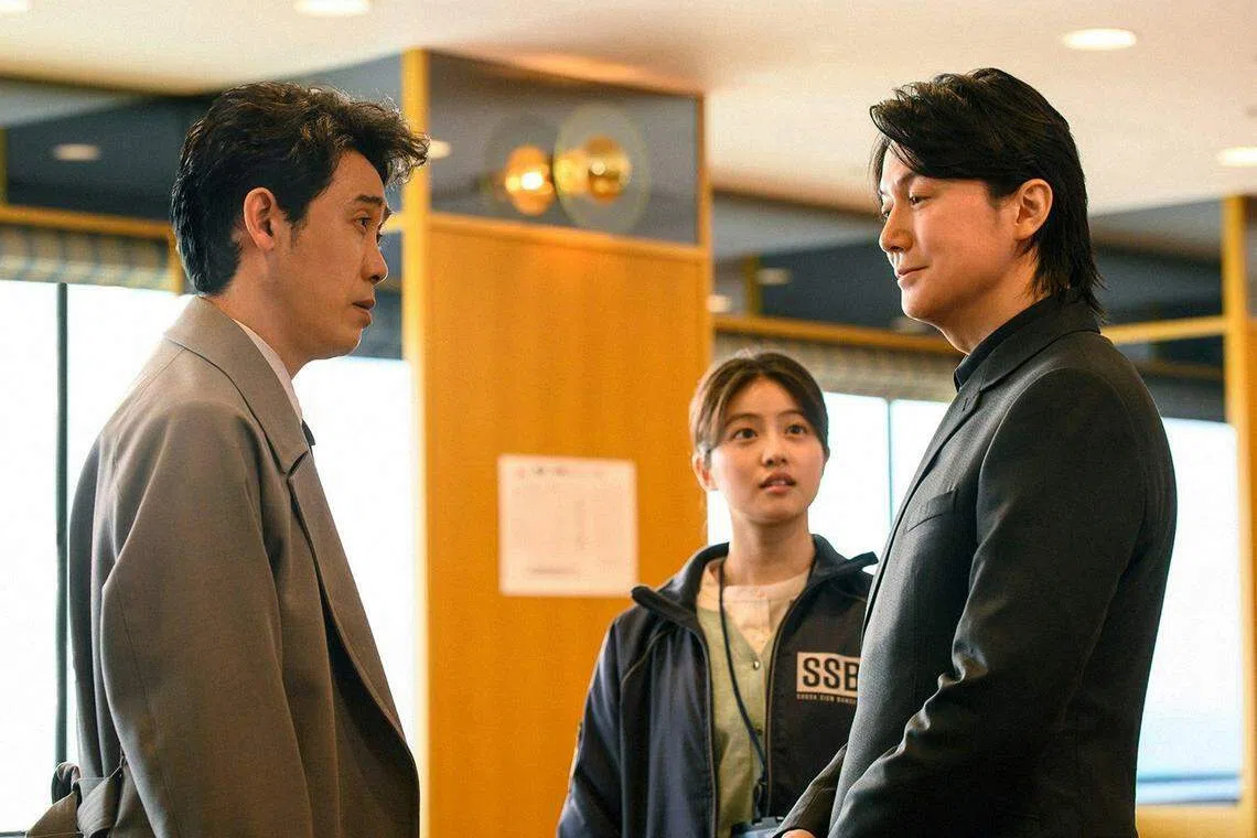 擅长电脑分析的新人今田美樱（中）协助大泉洋（左）和福山雅治侦查案件。（互联网）