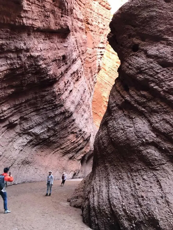 南疆库车县天山神秘大峡谷的红色岩石是经过亿万年大自然环境而形成，非常壮观美丽。（王华儿提供）