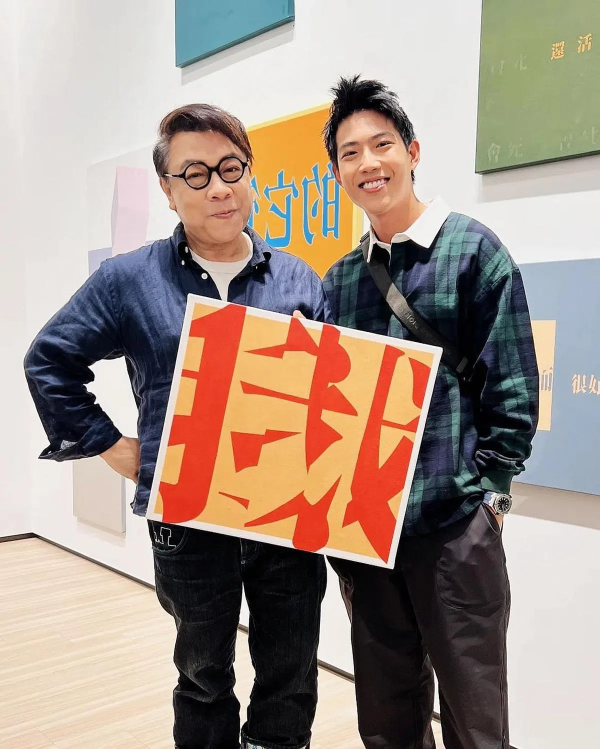 陈政序（右）近日到台北度假，蔡康永（左）带他逛画展。（取自艺人社媒）