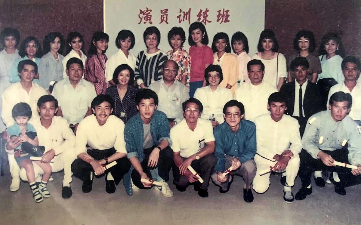 段伟明（前排左一）80年代报名“三开演员训练班”，毕业后于1986年4月1日愚人节签约电视台。（受访者提供）