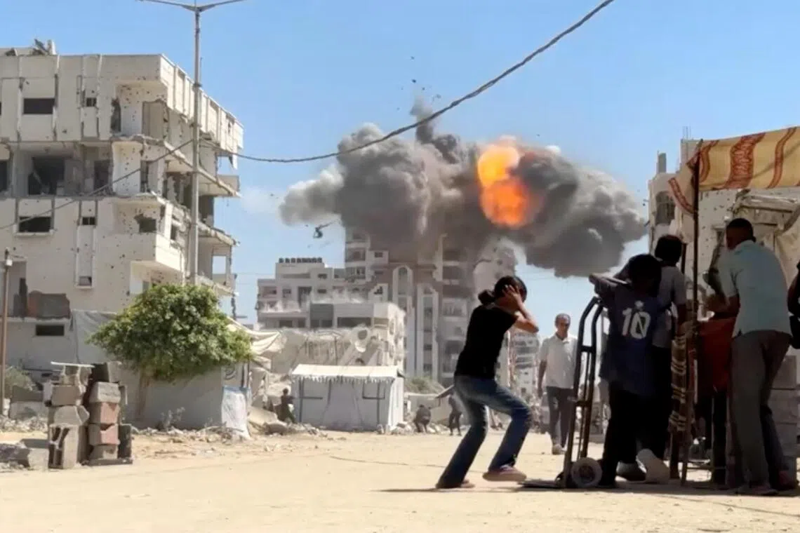 以色列国防军星期天（9月14日）在发出疏散警告后，空袭摧毁加沙城的三座高层建筑，包括加沙伊斯兰大学校园的一栋大楼。以军称，哈马斯利用高楼勘察以军动向，收集情报，策划并发动袭击。图为一栋大楼被袭击后冒起浓烟和火光。（路透社电视视频）