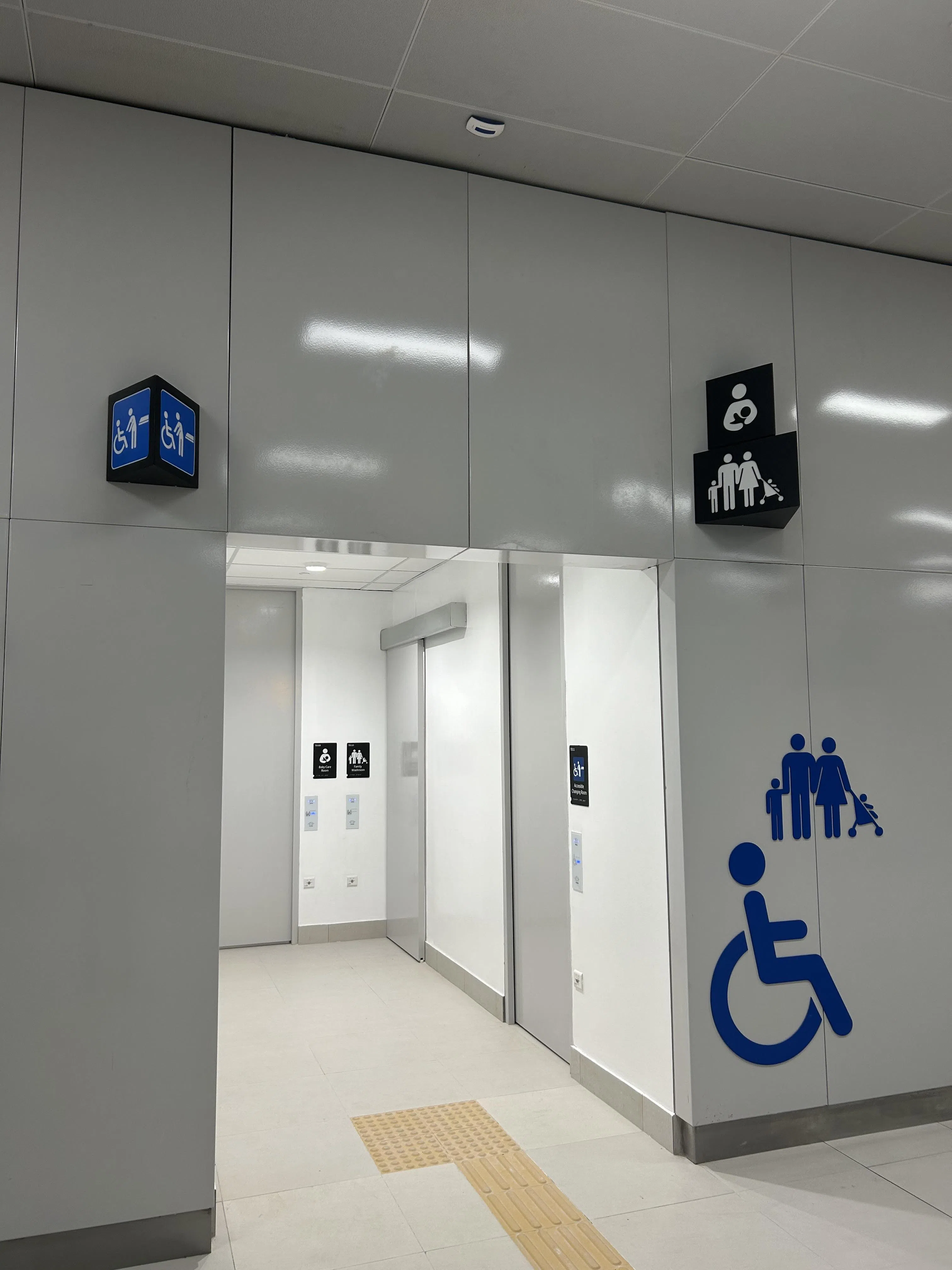 巴西立巴士转换站设有无障碍厕所和育婴室等设施，方便轮椅使用者和外出的家庭。（陆交局提供）