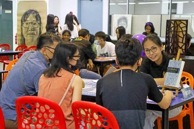图书馆内座无虚席，家长和学生们都耐心等候，以询问有关学生选科事项。（安德逊实龙岗初院提供）