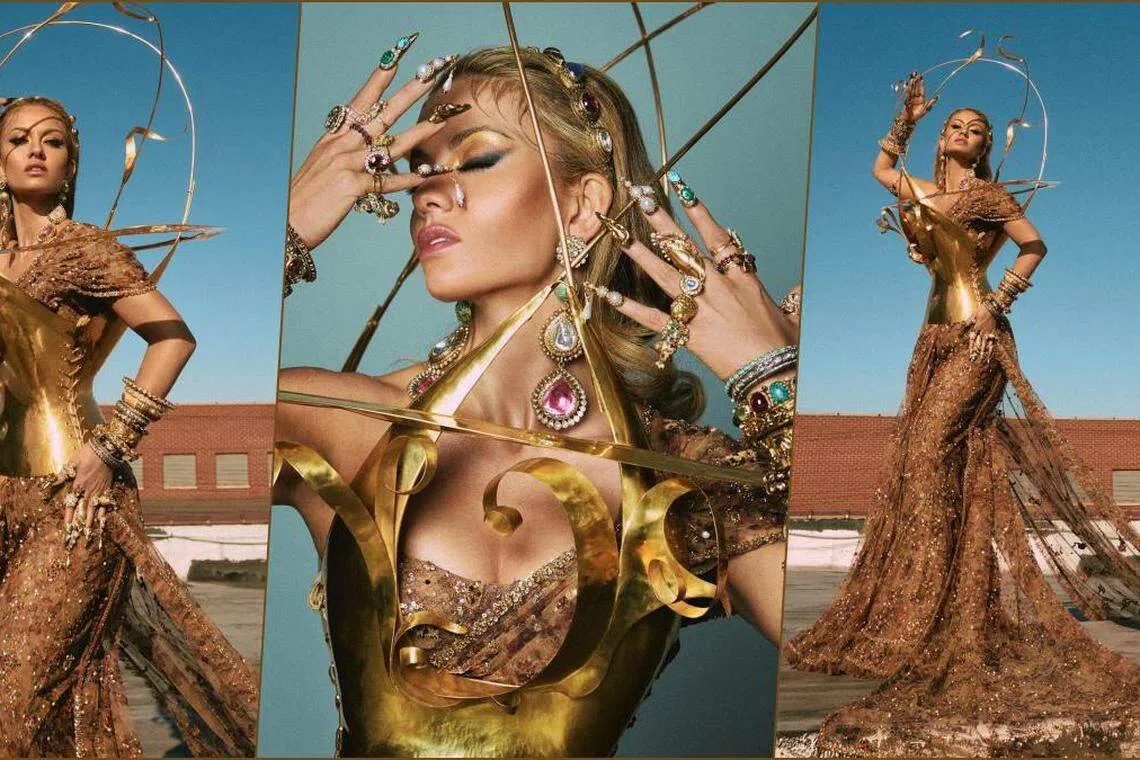 印度女商人娜塔莎·波纳瓦拉穿上印度设计师设计的华贵纱丽，搭配高定品牌Schiaparelli戏剧性的土星环女体造型金色紧身胸衣出席2022年Met Gala。（互联网）