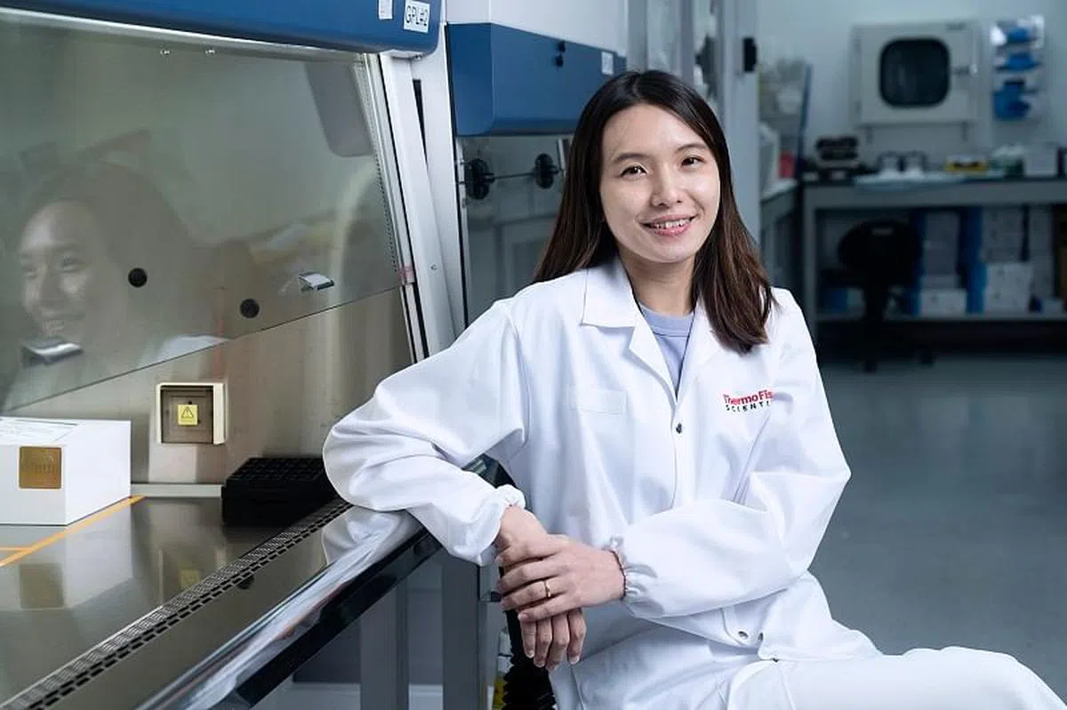 陈思琪的专长在分子化验样本检验研究，她加入跨国公司，希望为新加坡在这一方面做出贡献。（图／报业控股）