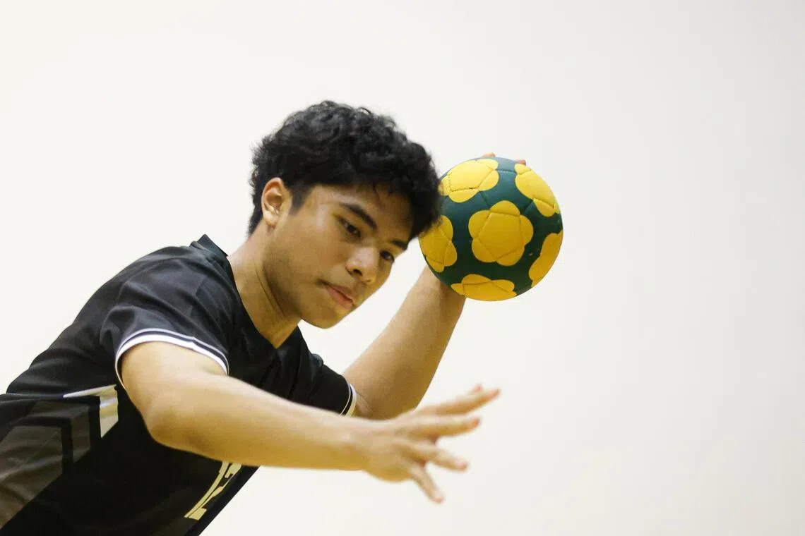 左翼进攻球员等待防守缝隙，伺机射门。（游甯稀摄）