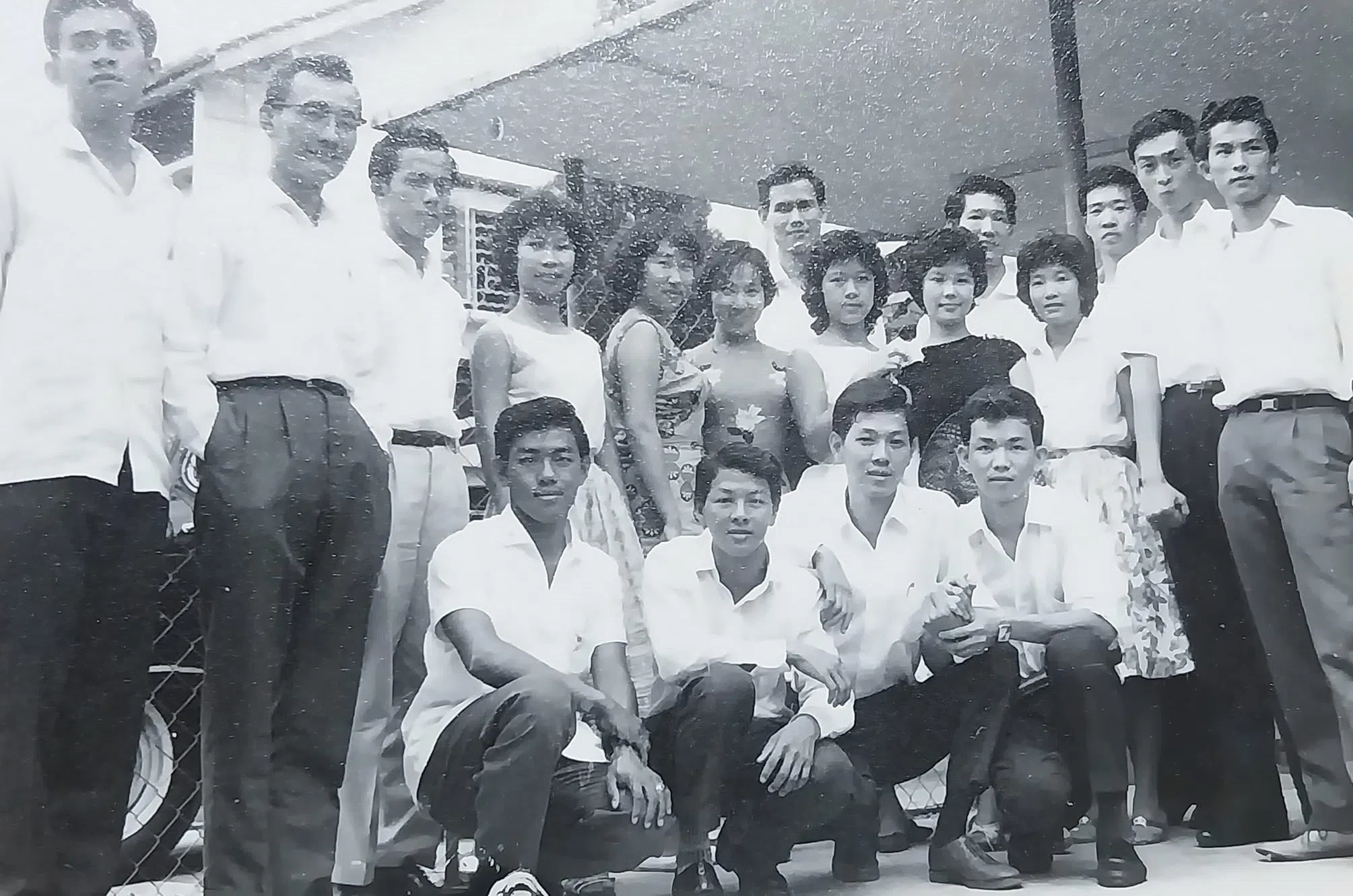 唐琥（前排右一）与张莱莱组织的歌舞团在1962年的合照。（取自唐琥脸书）