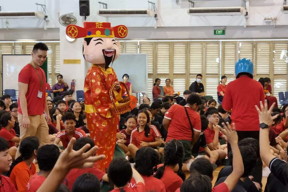 丰嘉中学校长廖志文扮财神爷，撒下糖果雨。（丰嘉中学提供）