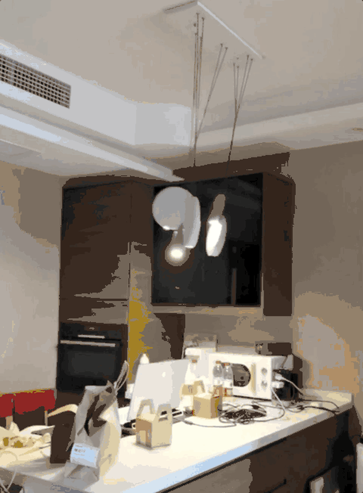 四川、重庆等多地网友表示震感强烈。图为成都网民拍摄的家中摇晃的吊灯。（微博）