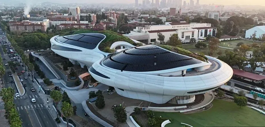 洛杉矶卢卡斯叙事艺术博物馆，外观犹如巨型溜冰鞋。（互联网）