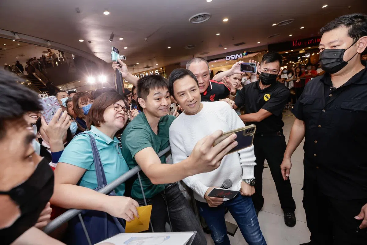 甄子丹认出忠实影迷Tiger（绿衣男），祝贺粉丝当爸爸。（嘉华提供）