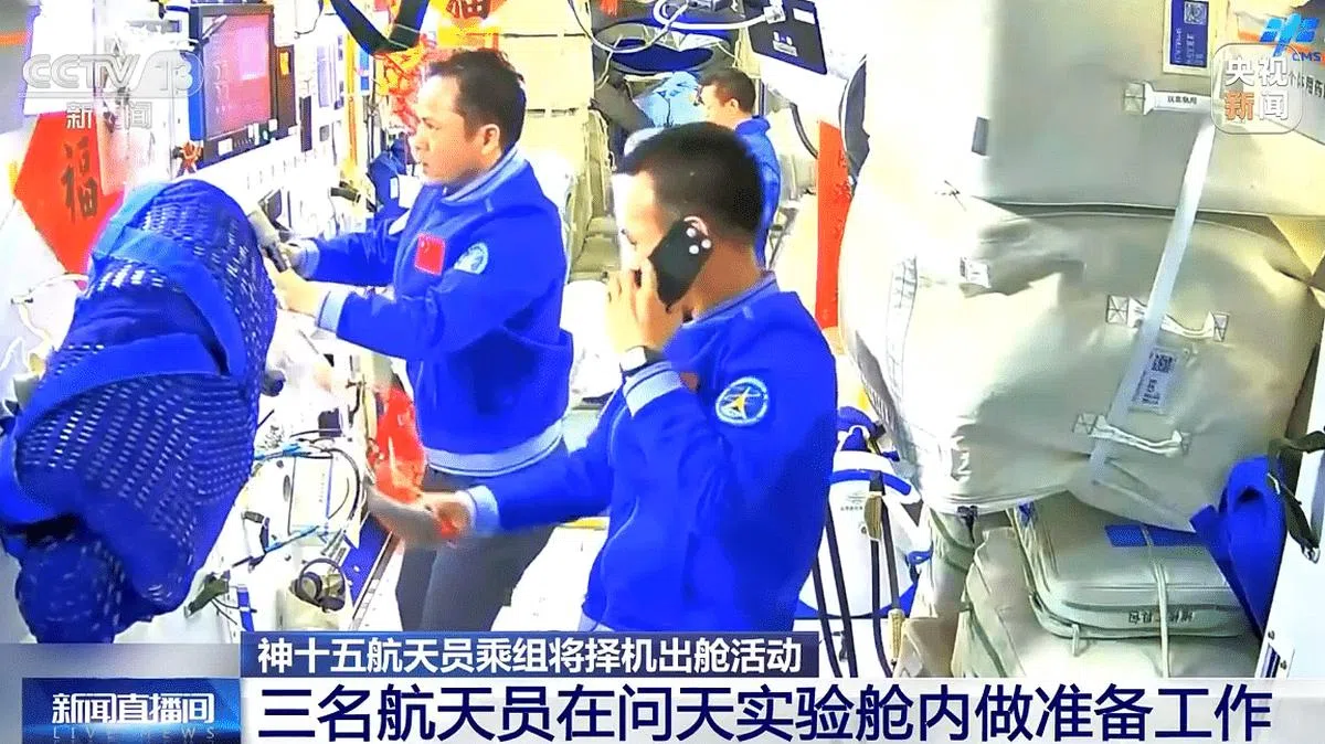 神舟十五航天员在问天舱内里，做出舱前的准备工作。（央视新闻）