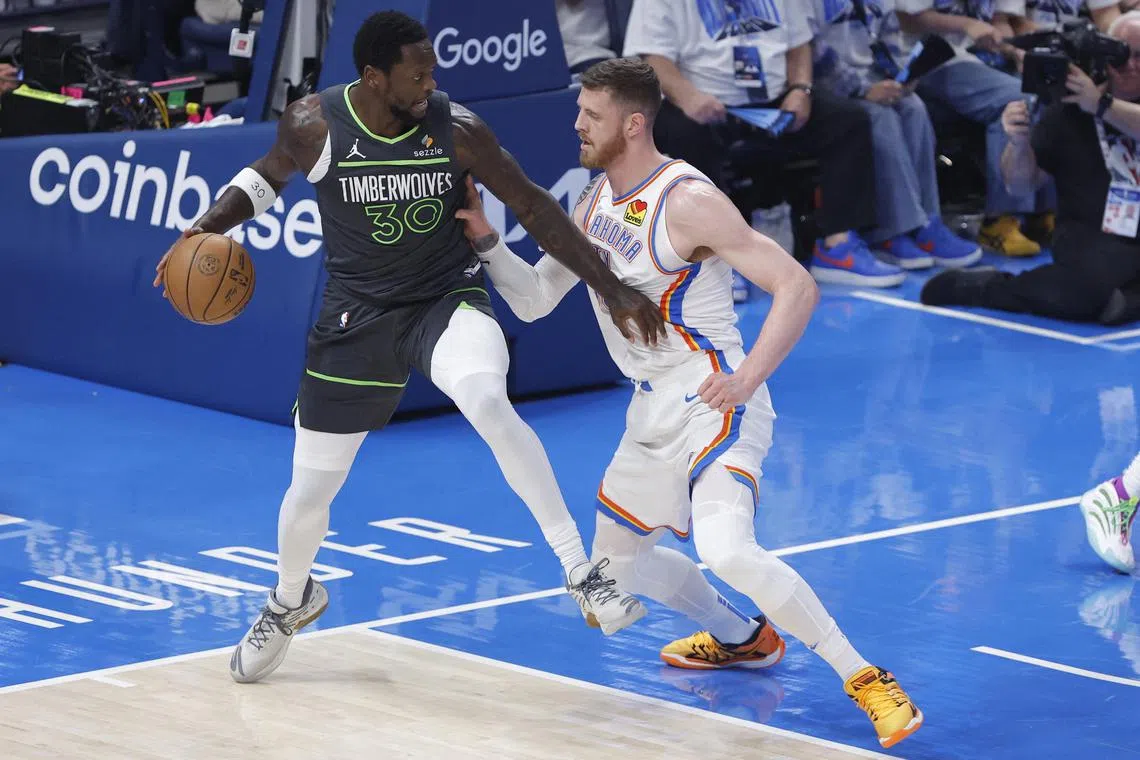 灰狼前锋兰德尔（左）上半场三分球六投五中，下半场却没有三分球出手。不过，球队主帅芬奇认为，并未看到兰德尔的表现有什么不同，且自己有责任让他持球。（路透社）