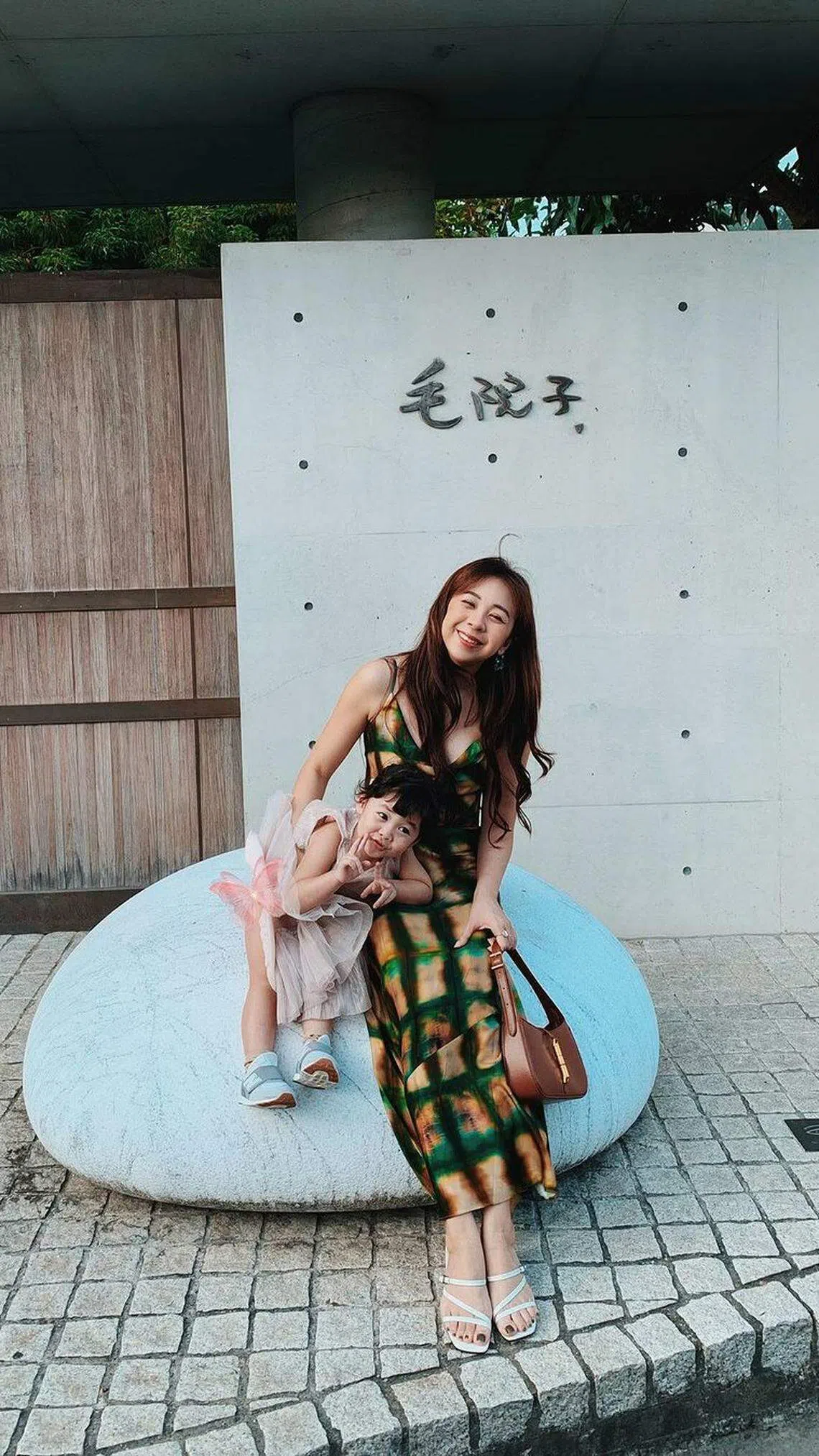 黄美婷和两岁半的女儿。（取自艺人IG）