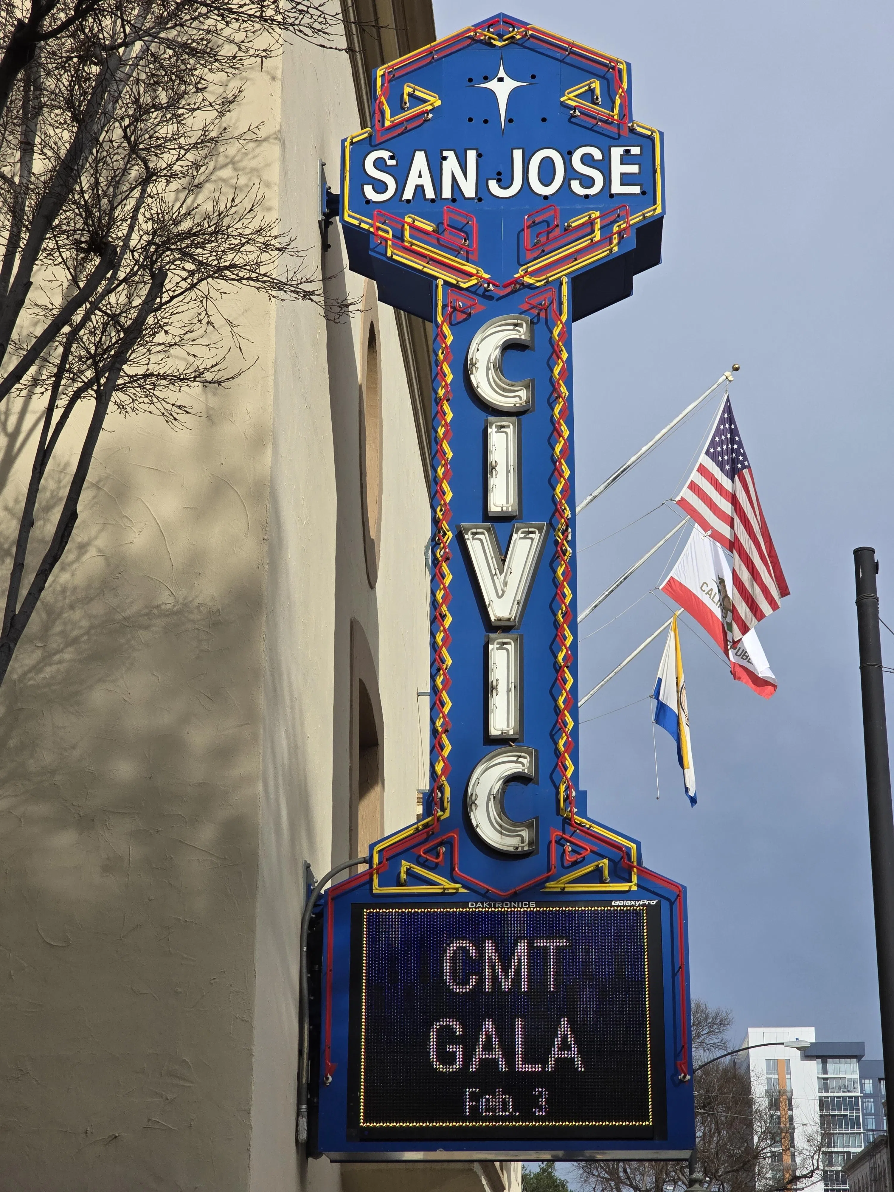 用户只要圈一圈，就能以生成式修图功能删除照片物体。（见下图）（黄少伟摄）