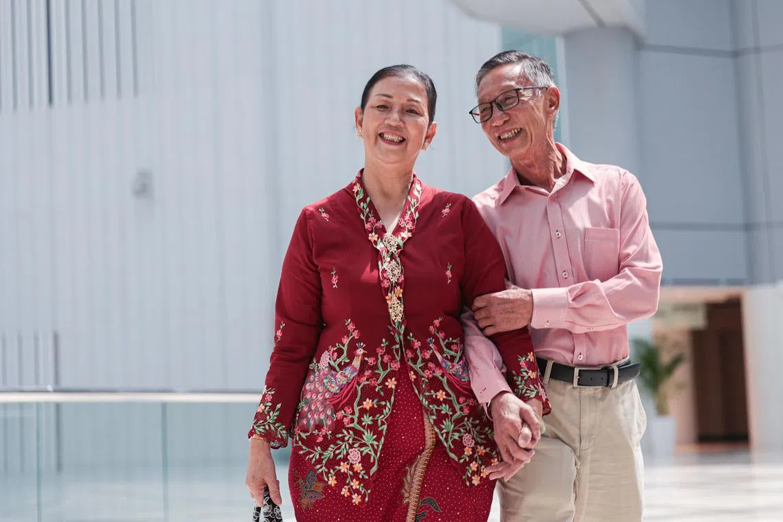李炳华（右）成长在信奉道教的华人传统家庭，可琳·托马斯来自葡亚混血和娘惹跨种族天主教家庭。尽管背景迥异，这对夫妻在婚姻和家庭生活中相互尊重和包容，走过了半个世纪依然恩爱。（李冠卫摄）