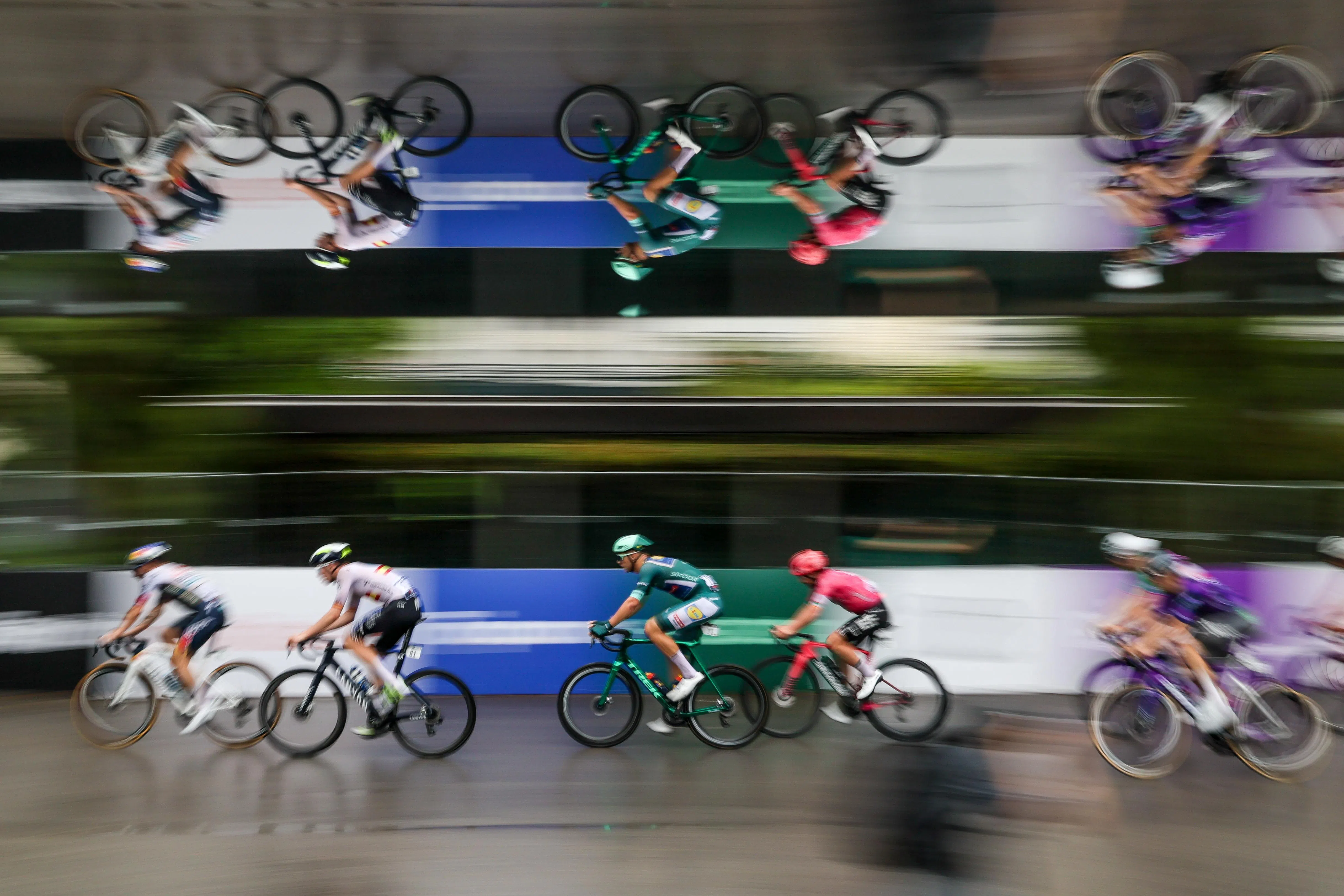 意大利车手米兰（绿衣）在比赛大部分时间都处在第二集团，积蓄实力。（张俊杰摄）