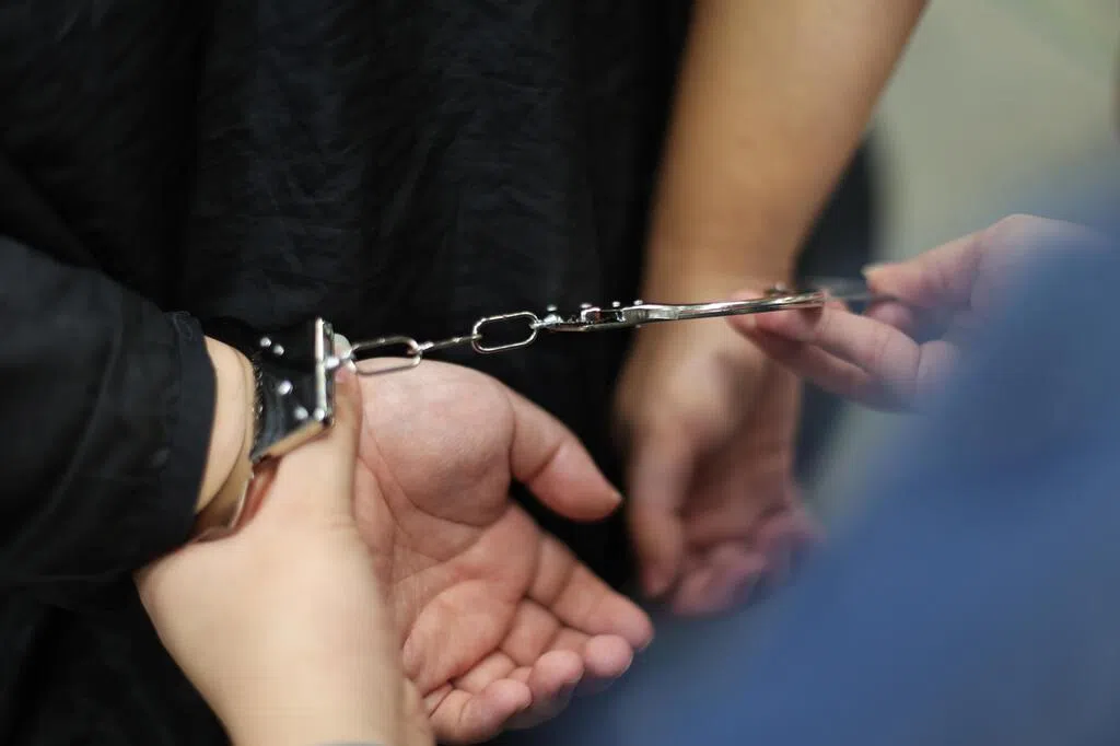 汽车钥匙放轮胎上酿偷车案 一对男女被捕