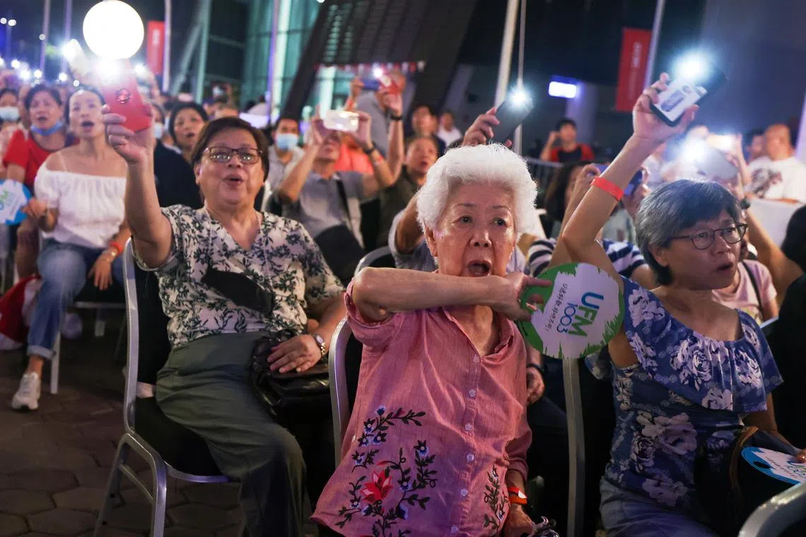 从听歌到阅读，一首首熟悉的新谣和民歌，如同《联合早报》一样，都是在场读者们生活中重要的感官记忆，承载了诸多回忆。图为早报读者在演唱会中动情高歌。（白艳琳摄）