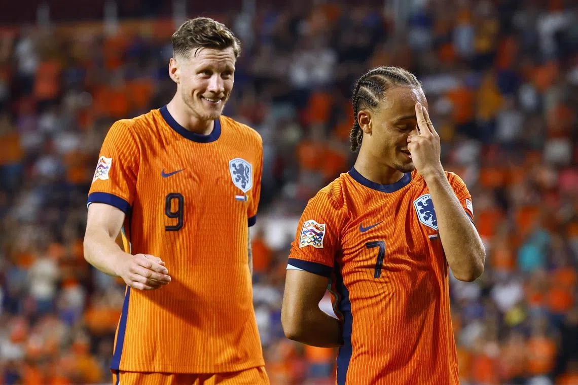 荷兰球员韦霍尔斯特（左）和西蒙斯比赛结束前的两个进球，让波黑失去扳平希望。（路透社）