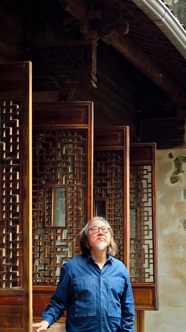 赖声川在沈家戏园。（乌镇戏剧节官方提供）