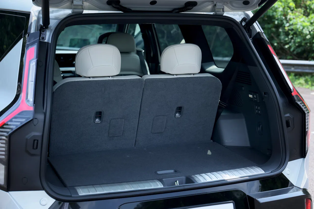 即使所有座椅都立直，行李厢空间仍有333升。（龙国雄摄）