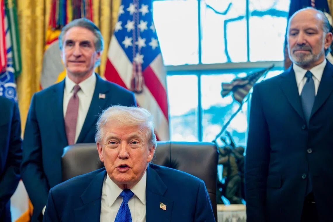 美国总统特朗普星期一（中）在白宫椭圆形办公室宣布启动金库计划。他说，这个计划要确保美国企业和工人，永远不会因为任何短缺而受到伤害。右一起为美国商务部长卢特尼克及内政部长伯古姆。（彭博社）