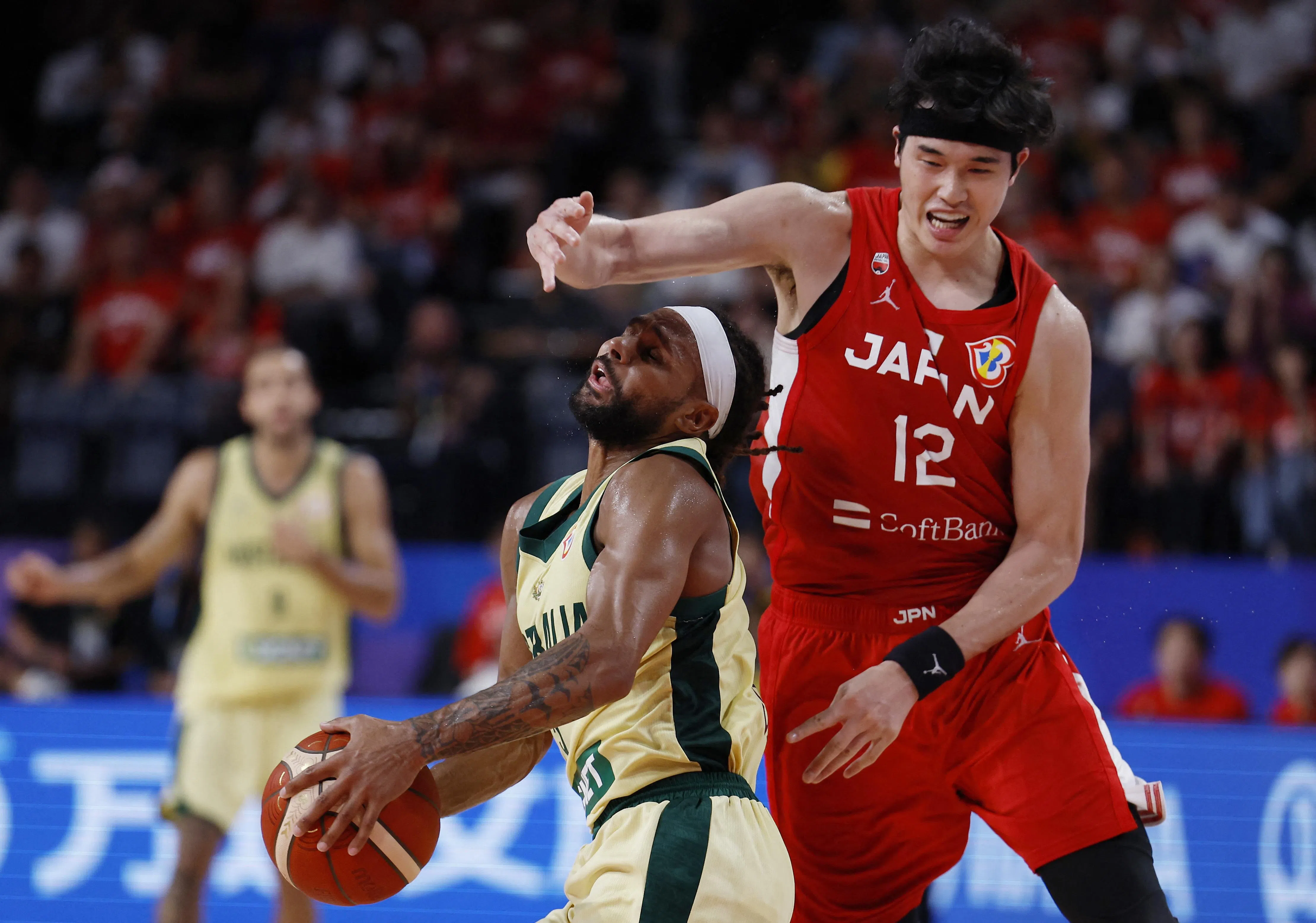 日本球星渡边雄太（右）和澳洲老将米尔斯是前队友，两人都曾效力于布鲁克林网队。（路透社）