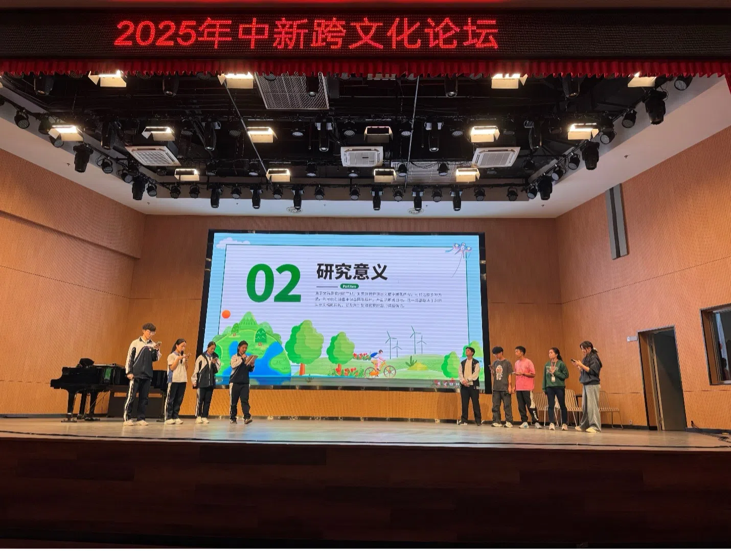 华中学生在南方科技大学附中展示合作学习成果。（华侨中学提供）