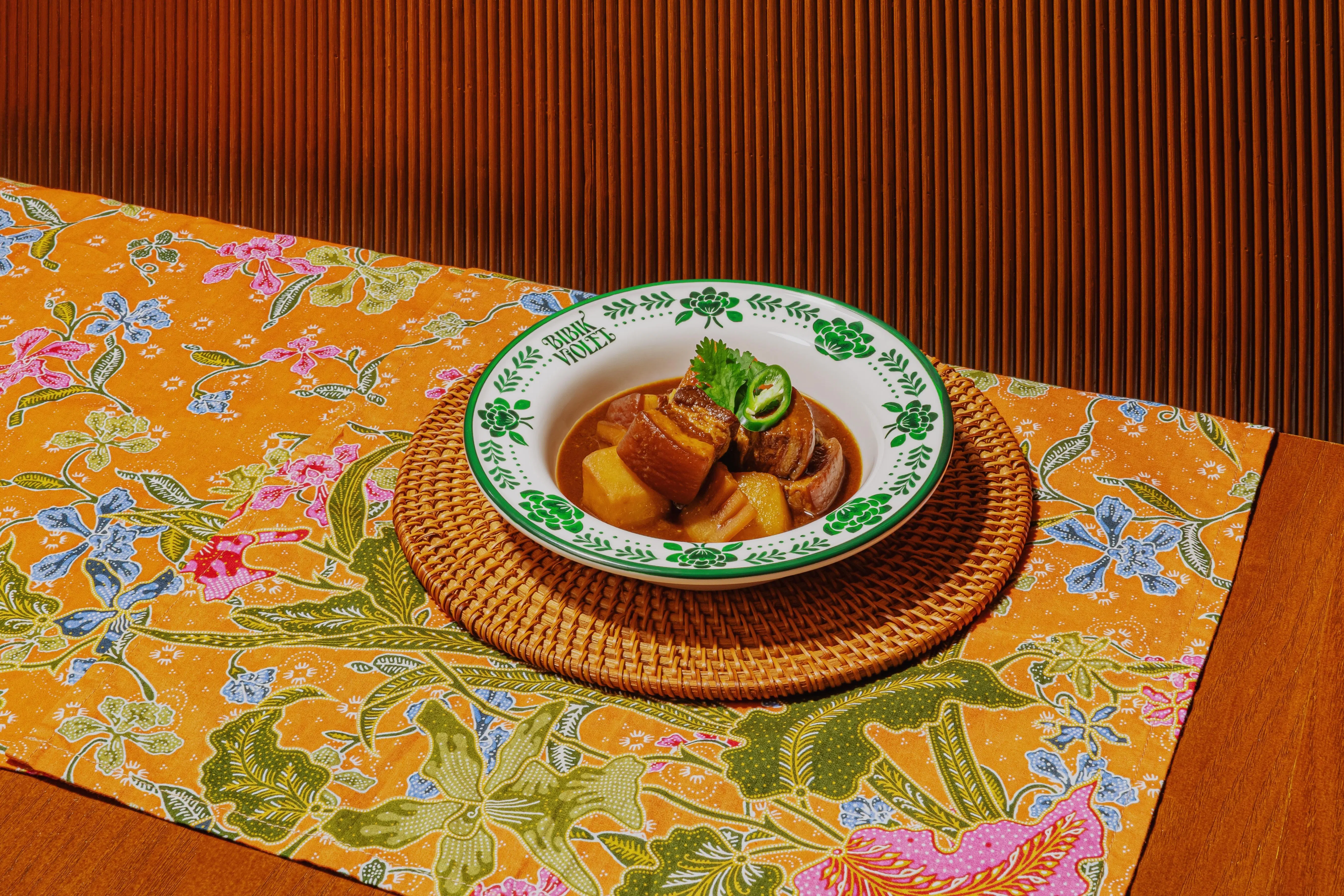 娘惹豆酱焖猪肉，猪肉与马铃薯软烂入味，酱汁浓郁咸香。（餐馆提供）