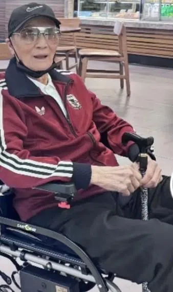 近日有香港民众在香港太平山顶一间咖啡馆偶遇谢贤。（互联网）
