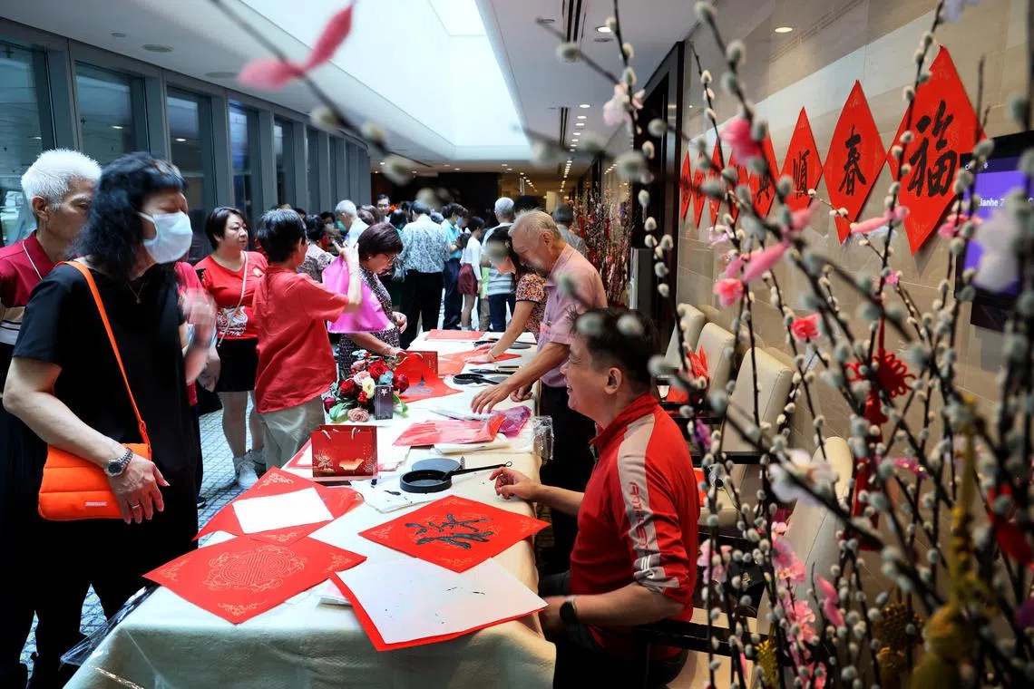 “元宵佳宴庆团圆”挥春活动。（龙国雄摄）